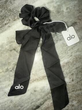 ALO Yoga | Accessories | Alo Airlift Rhythm Scrunchie Black  display picture 2